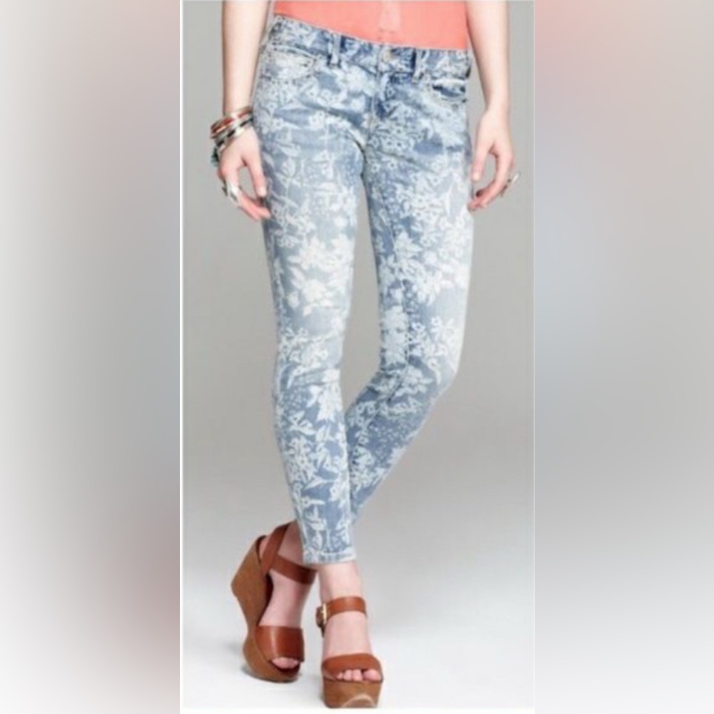 FREE PEOPLE Floral Hawaiian Print Blue and White Ankle Jeans - Picture 2 of 9